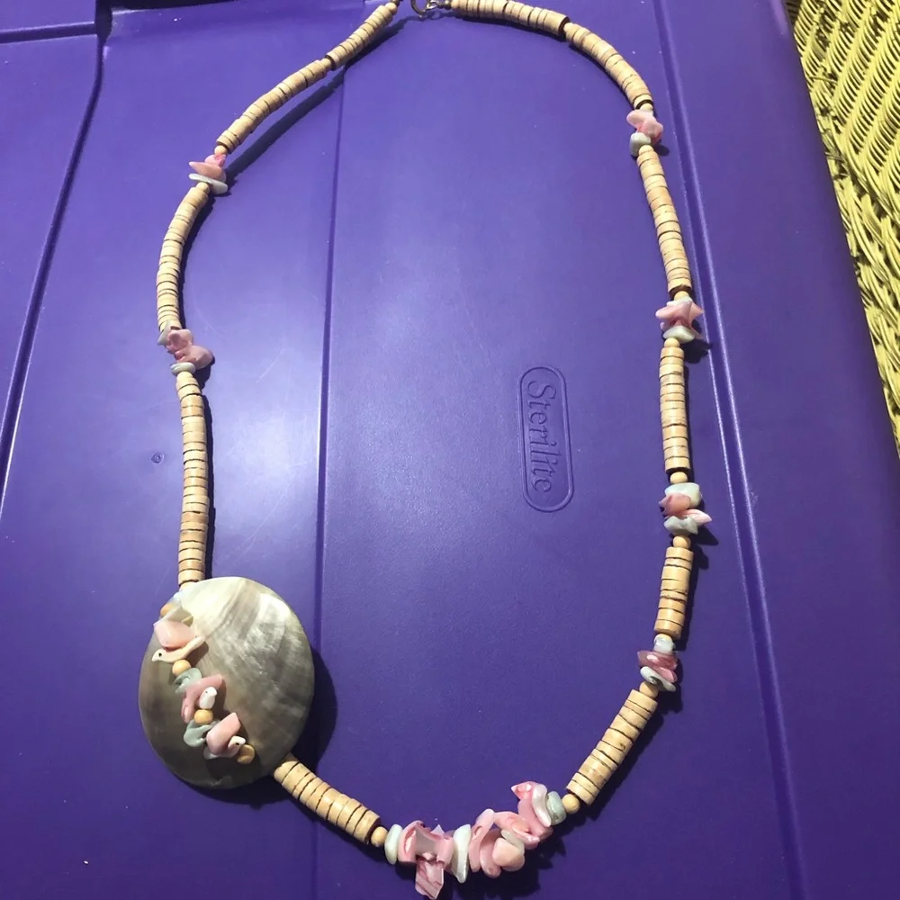 Hawaii dreams vintage shell necklace pretty statement piece